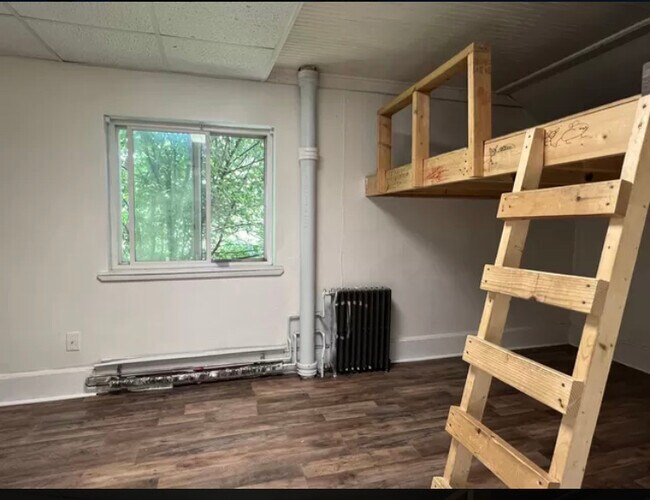 Bedroom 1 - 420 Silver St