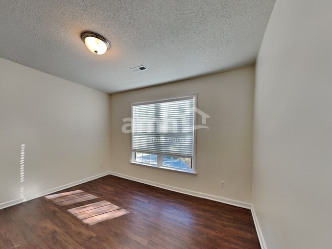 Building Photo - 5918 Highland Grove Dr