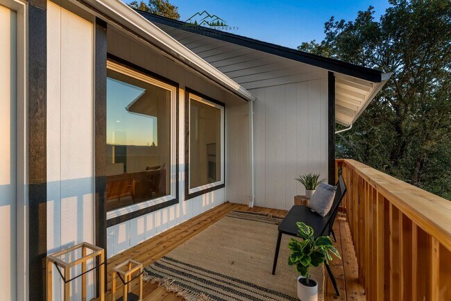 Building Photo - 4 bedroom 2.5 bathroom home with Panoramic views!