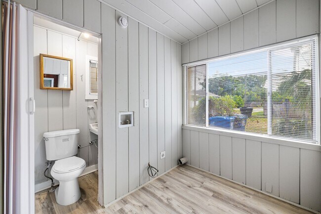 Building Photo - $25 Drive by & Apply for Beds 2 Bath House...