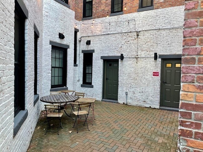 Building Photo - 113 Webster Ave
