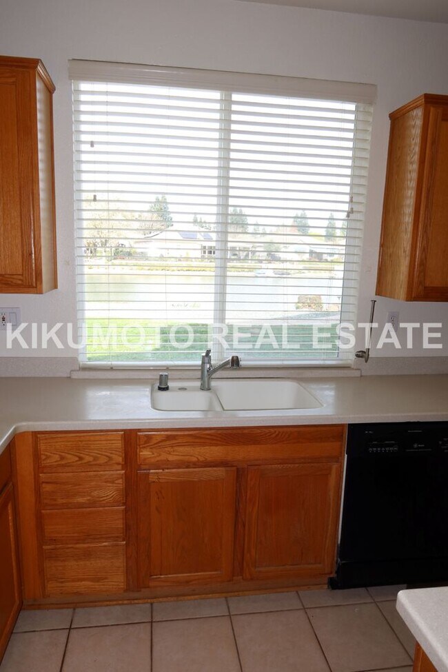 Building Photo - Lakefront 4 bedroom, 3 bath, 3 car  in the Lakeside Community