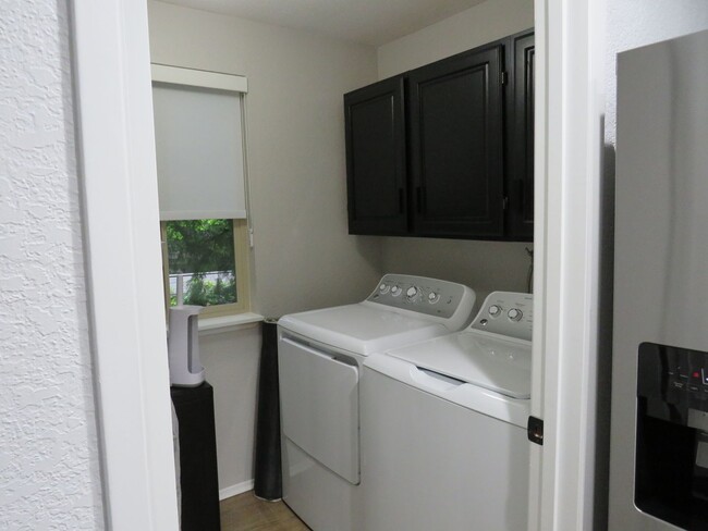 Building Photo - Redmond Modern & Updated 3bd/2bath Condo i...