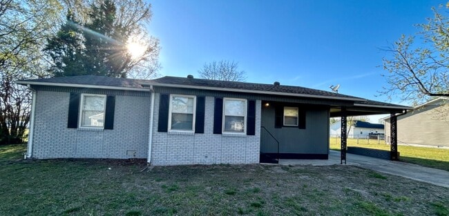 Building Photo - 825 David Ln