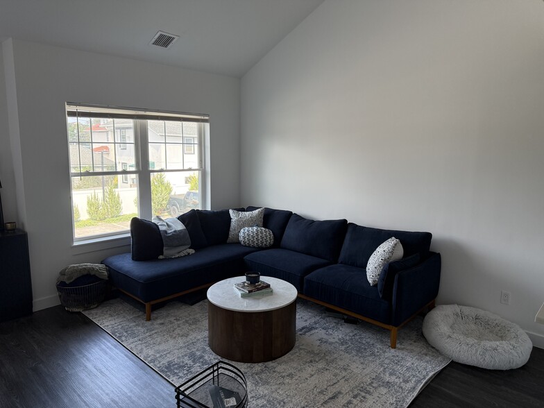 living room - 68 Park Ave