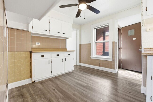 Building Photo - 689 Midland Ave