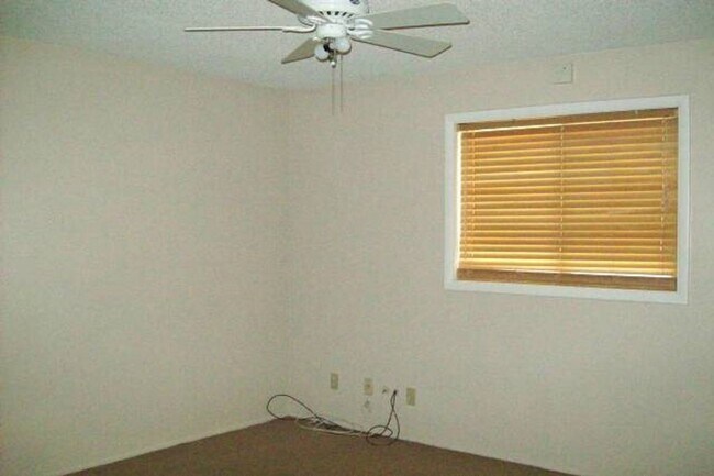 Building Photo - Spacious 4 Bed Home with Pool & Arizona Room