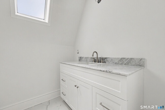 Building Photo - 15 Shorelands Pl