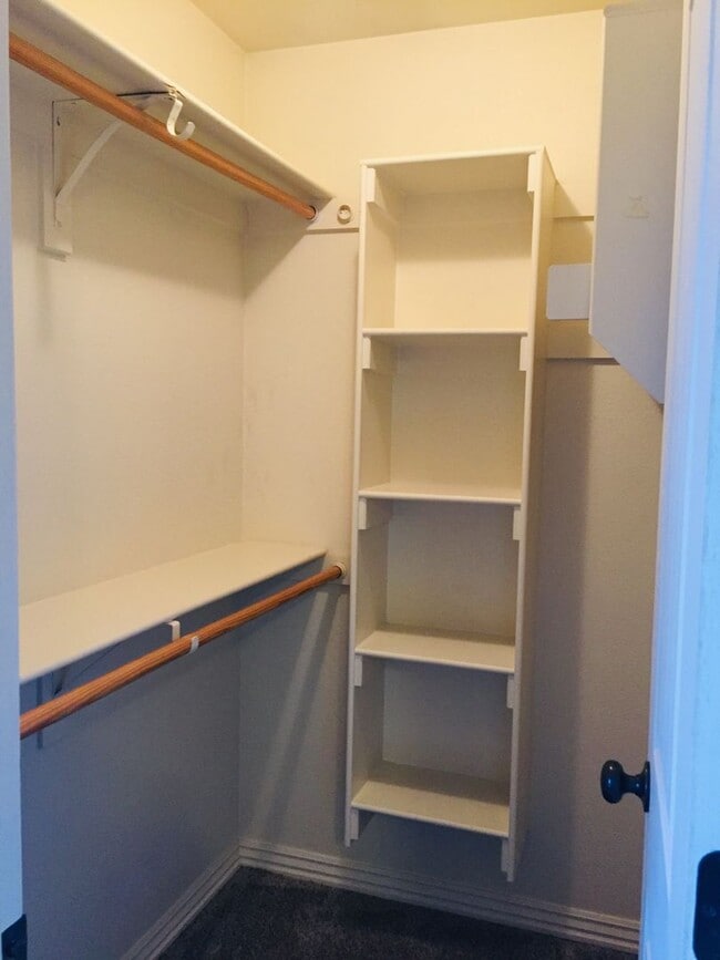 Building Photo - 3 Miles From the UofA!! Beautiful 3 Bedroo...