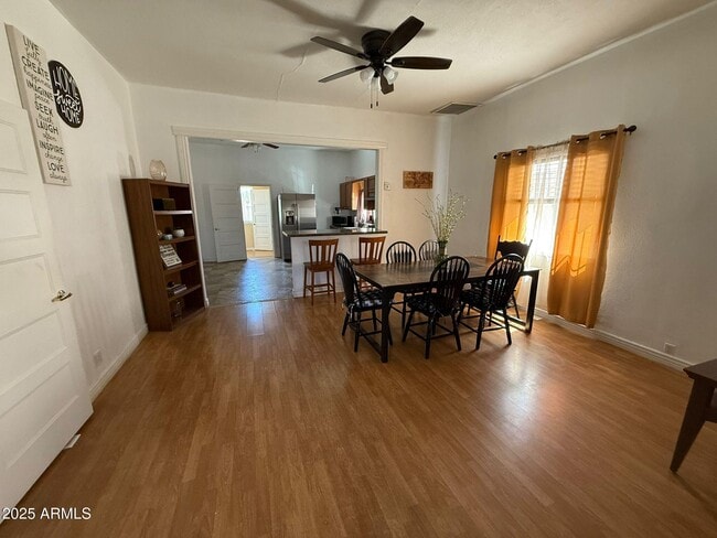 Building Photo - 851 E 9th St