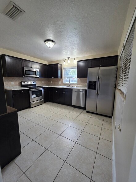 Building Photo - 1641 Meadowbrook Ave
