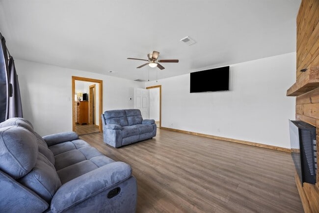 Building Photo - 1418 Kingshill Dr