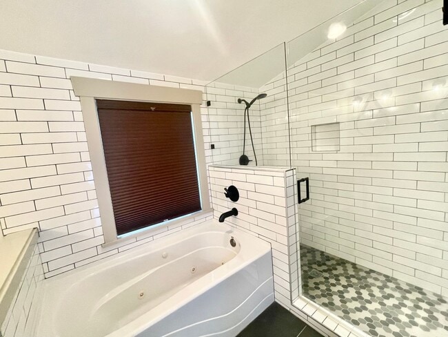 Building Photo - AVAILABLE NOW 3 BD 3.5 BA Townhome in Fremont