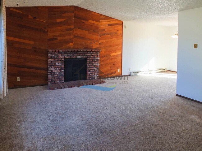 Building Photo - Spacious 4 Bedroom Home with Fenced Backyard & Garage