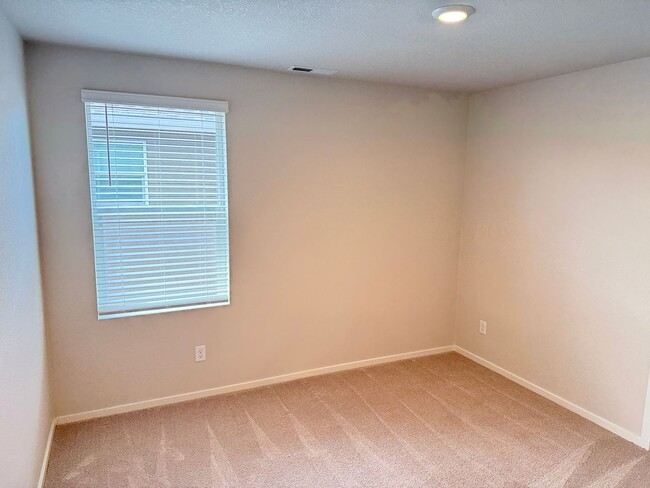 Building Photo - Newer 3 bedroom 2.5 bathroom house!