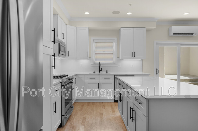 Building Photo - 903 S Decker Ave
