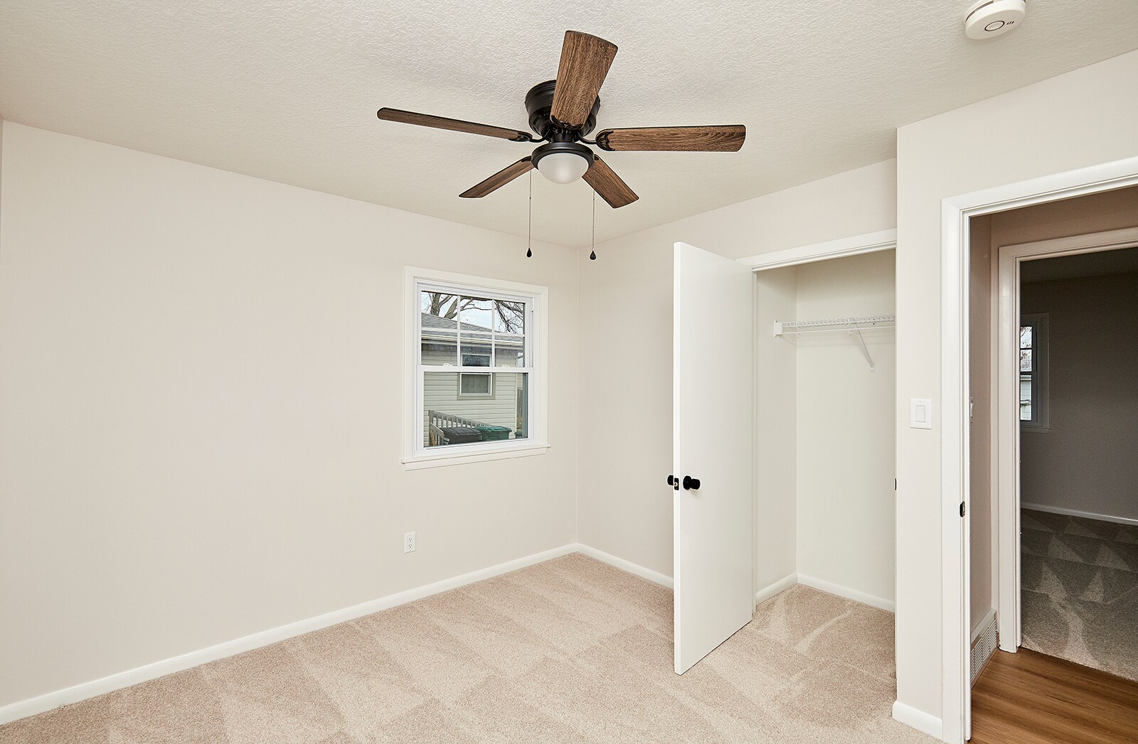 Building Photo - 409 SW Ash Dr