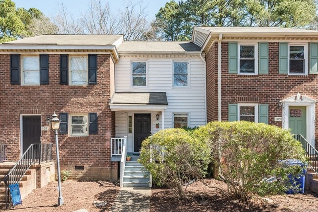 Building Photo - Townhouse in Chapel Hill
