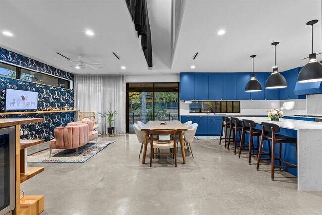 Building Photo - 5704 Driftwood Dr