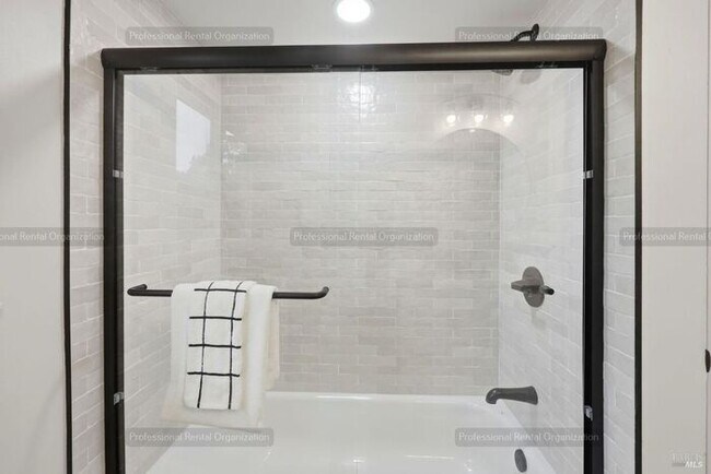 Building Photo - Proctor Terrace Single level home-walk to markets