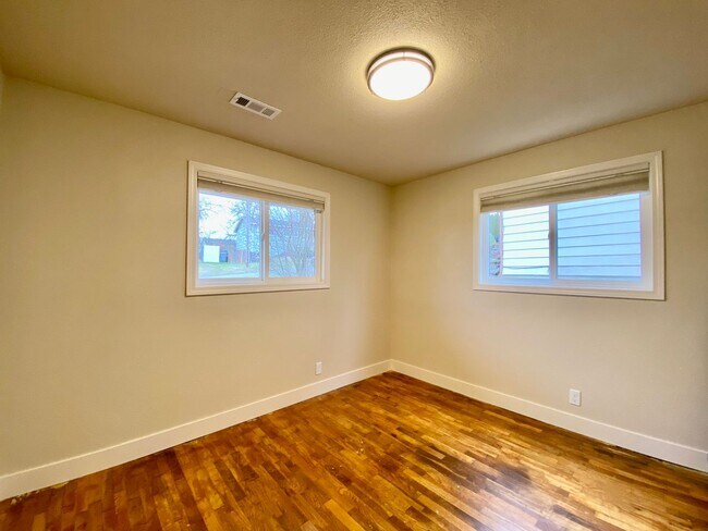 Building Photo - Practical Renton rambler with large yard