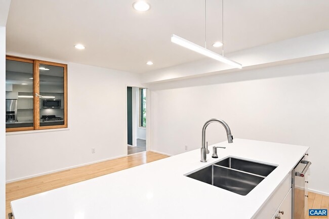Building Photo - 137 Baylor Ln