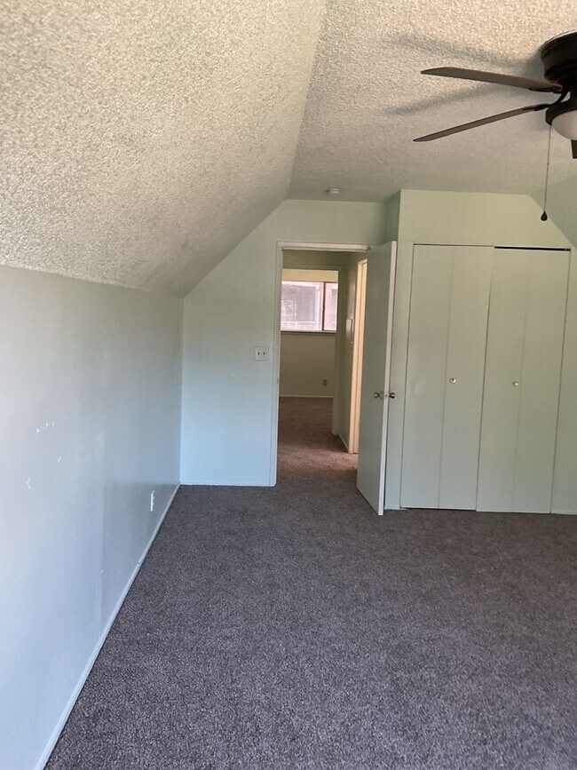 Building Photo - Two story 4 bedroom 2 bath home, Magalia