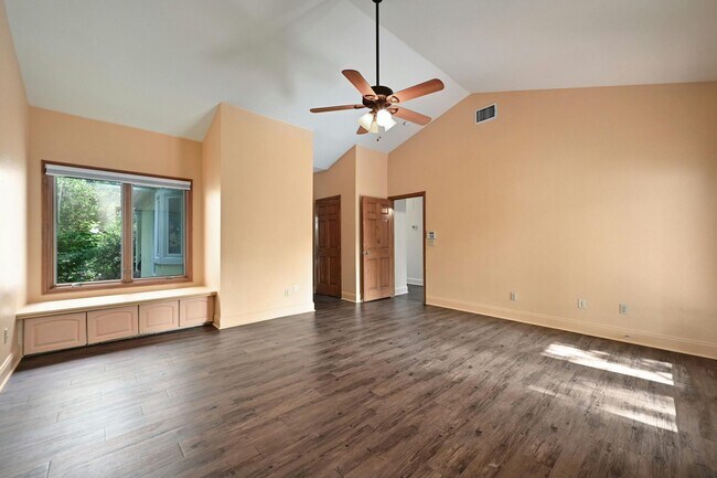 Building Photo - 2829 San Gabriel St