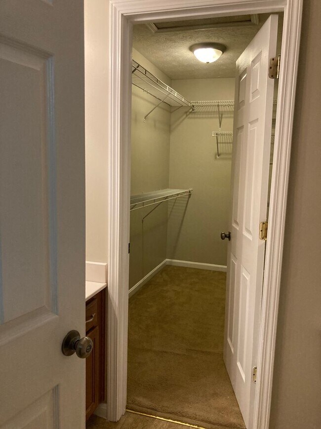 Building Photo - 128 Twin Lakes Dr