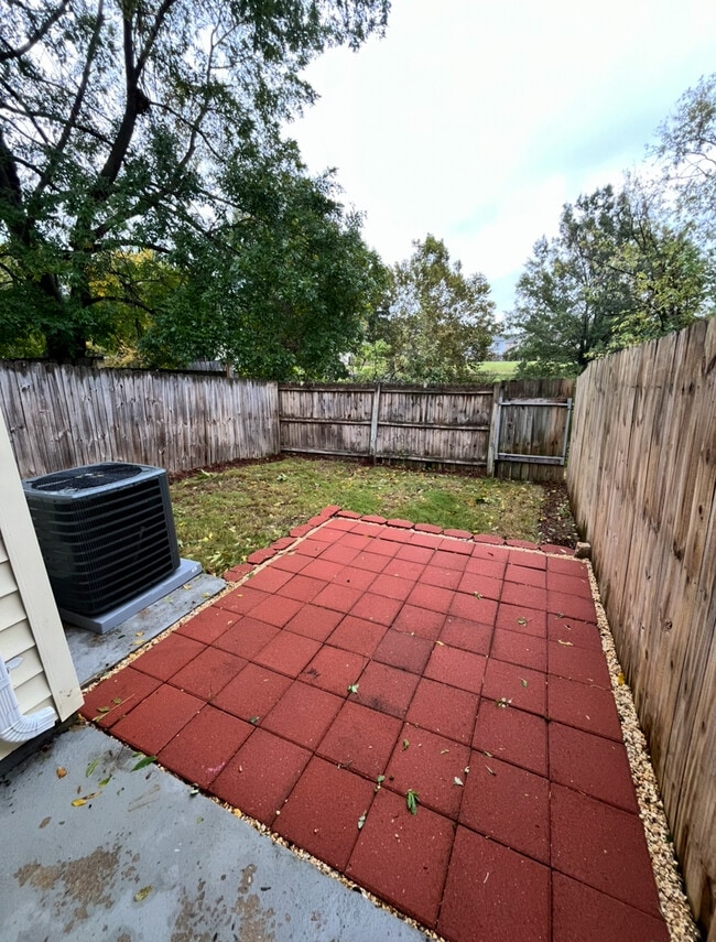 Building Photo - 1528 Jameson Dr