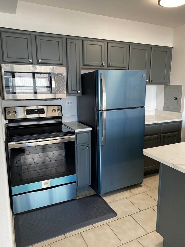 Building Photo - 6030 N Sheridan Rd