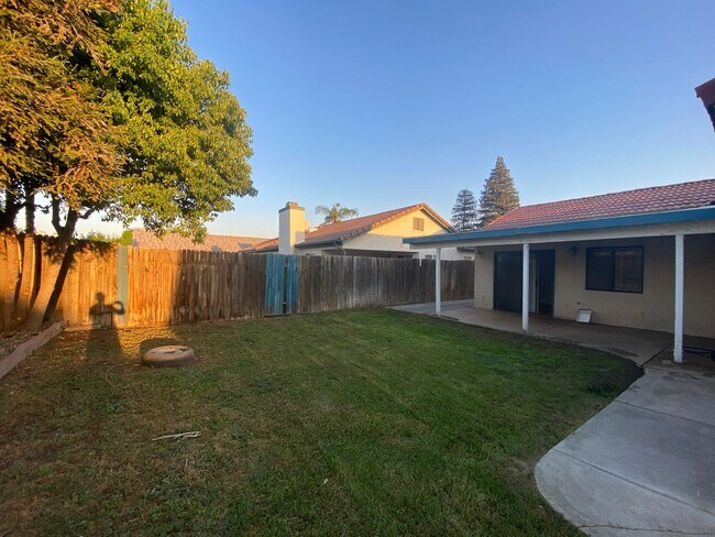 Building Photo - Recently Remodeled 3 BD 2 BA House in a Desirable SW Bakersfield