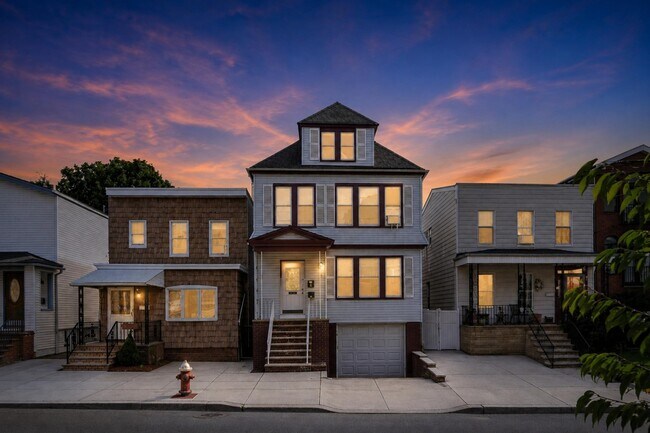 Building Photo - 86 W 45th St
