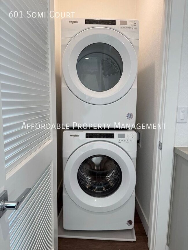 Building Photo - 601 Somi Ct