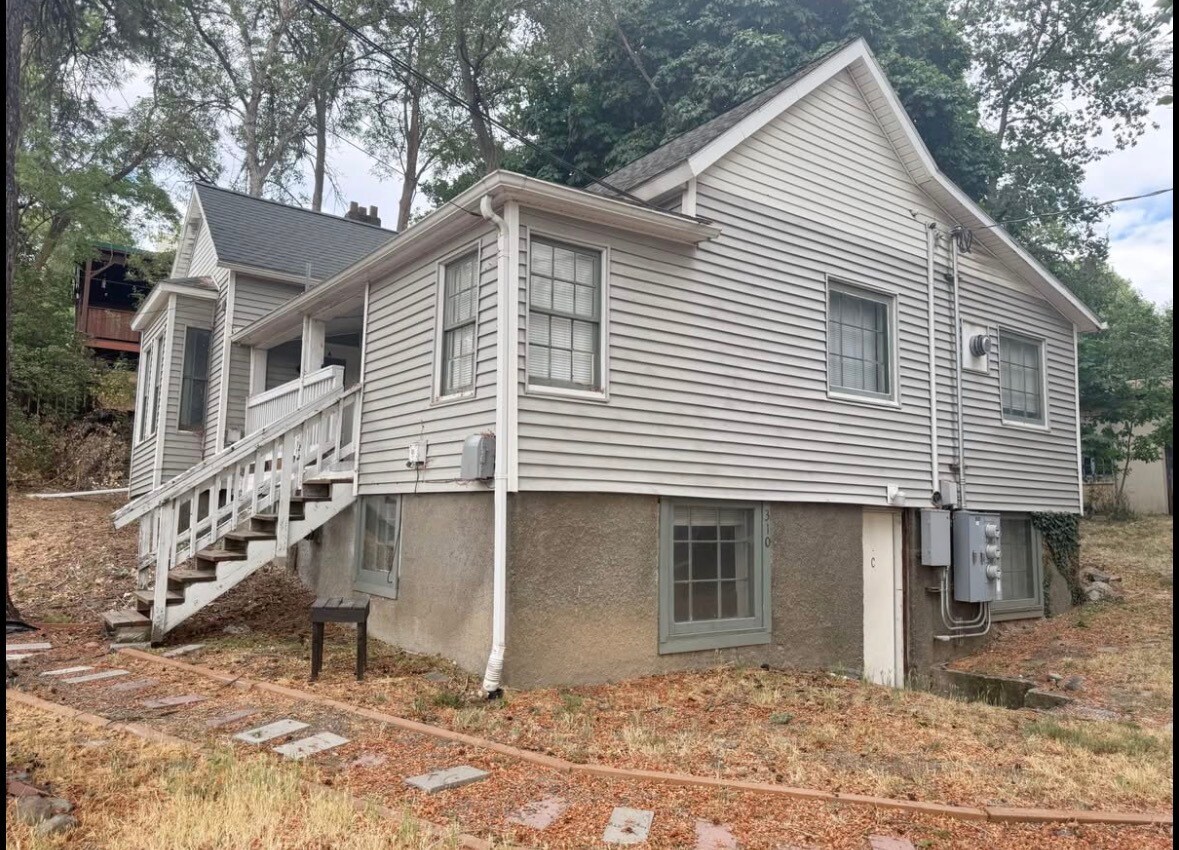 Building Photo - 310 SE Spring St