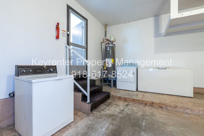 Building Photo - 3 Bed 1.5 Bath in Great Midtown Location!