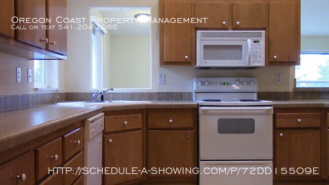 Building Photo - Gorgeous View 3 Bedroom House