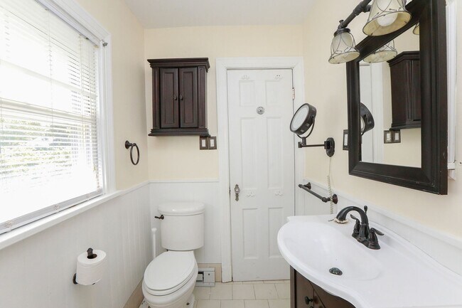 Building Photo - Cape Cod Rental Available in Norfolk!