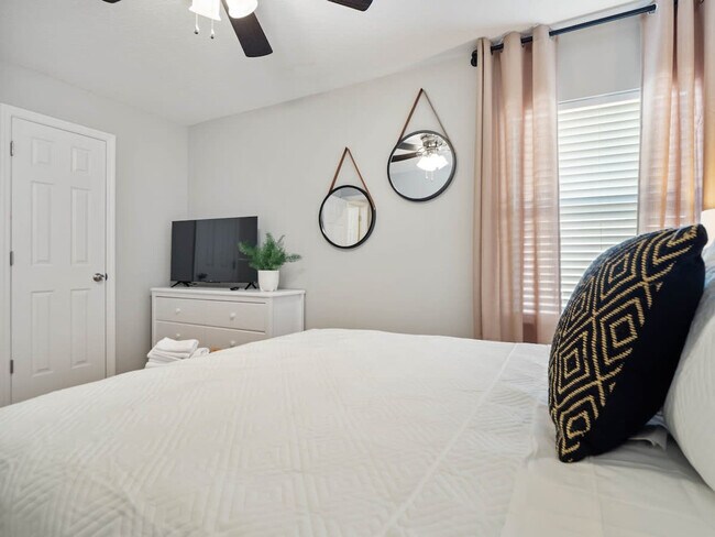 Building Photo - 6 Clinton Ct N