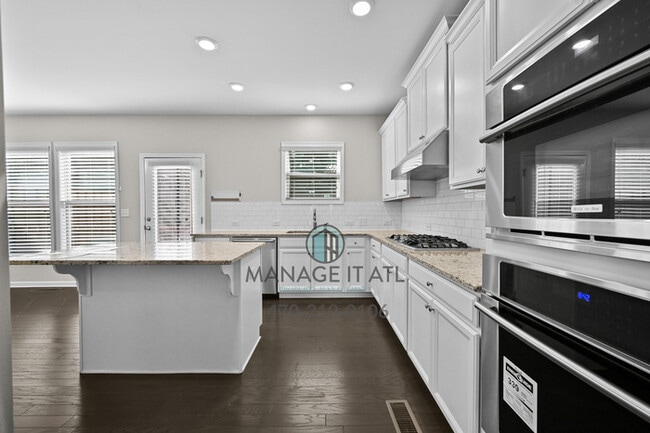 Building Photo - A beautifully maintained 3-bedroom, 3.5-ba...