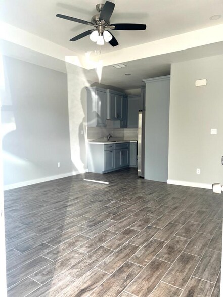 Building Photo - 3405 E Zinnia Ave