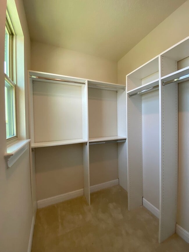 Building Photo - Exquisite 6-Bedroom Estate with Private Po...
