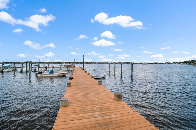 Building Photo - 825 Center St