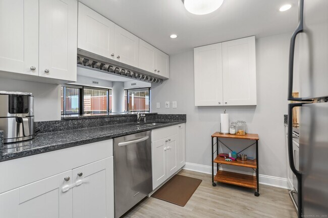 Building Photo - 127 Greyrock Pl