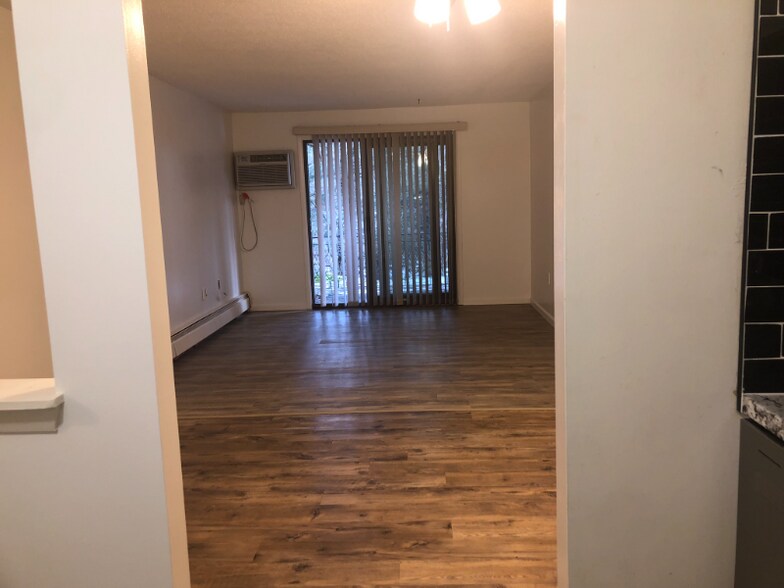 Building Photo - 2 Strawberry Bank Rd