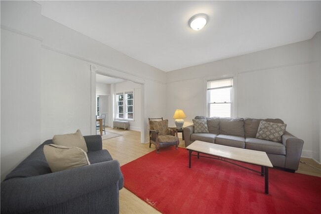 Building Photo - 921 E State St