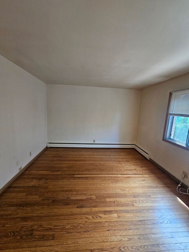 Interior Photo - 1851 N Oakland Ave (18 Unit)