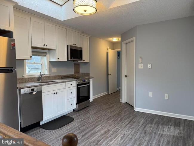 Building Photo - 353 Savannah Rd