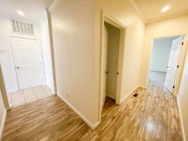 Building Photo - 2 Bed 2 Bath Flat Apartment in Old Oakland