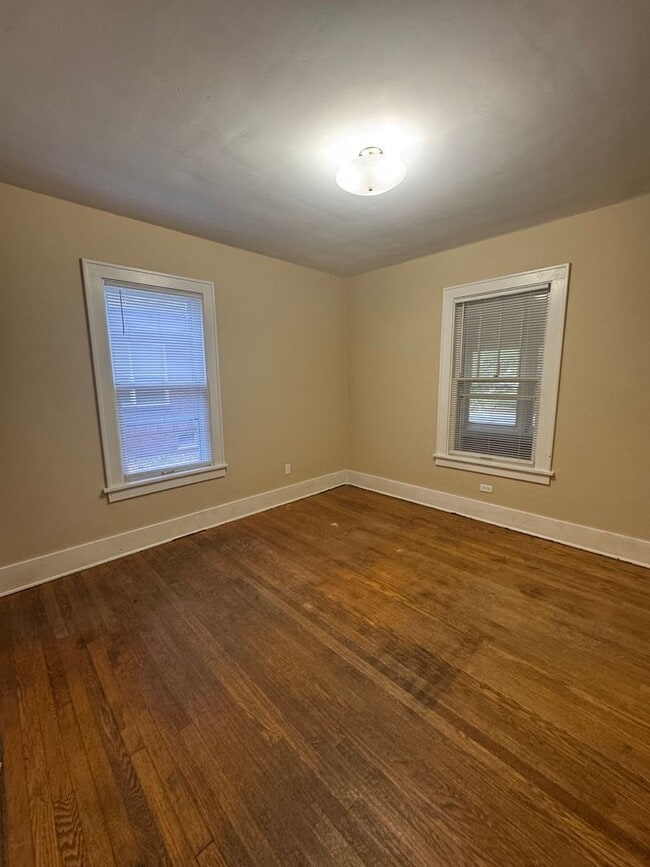 Building Photo - 4 Bedroom Right on Purdue Campus - AVAILAB...